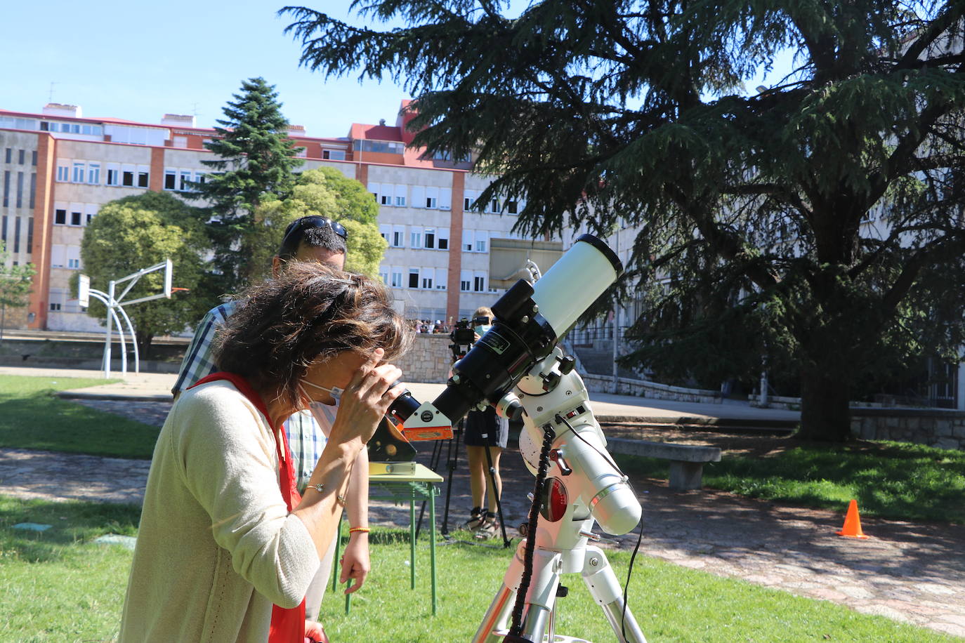 La Asociación Leonesa de Astronomía organiza en el patio del IES Padre Isla una observación del eclipse solar que ocultará una 18,6% del astro | Este fenómeno «inusual y único» en España se repetirá de una forma mucho más potente en 2034