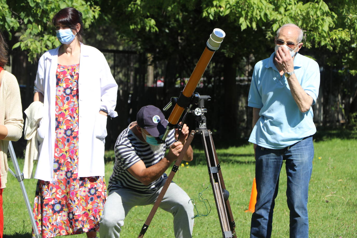 La Asociación Leonesa de Astronomía organiza en el patio del IES Padre Isla una observación del eclipse solar que ocultará una 18,6% del astro | Este fenómeno «inusual y único» en España se repetirá de una forma mucho más potente en 2034