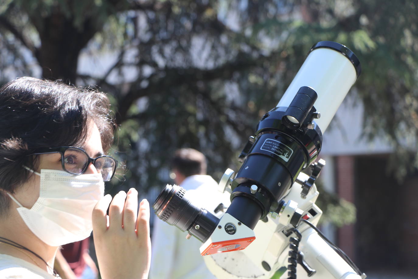 La Asociación Leonesa de Astronomía organiza en el patio del IES Padre Isla una observación del eclipse solar que ocultará una 18,6% del astro | Este fenómeno «inusual y único» en España se repetirá de una forma mucho más potente en 2034