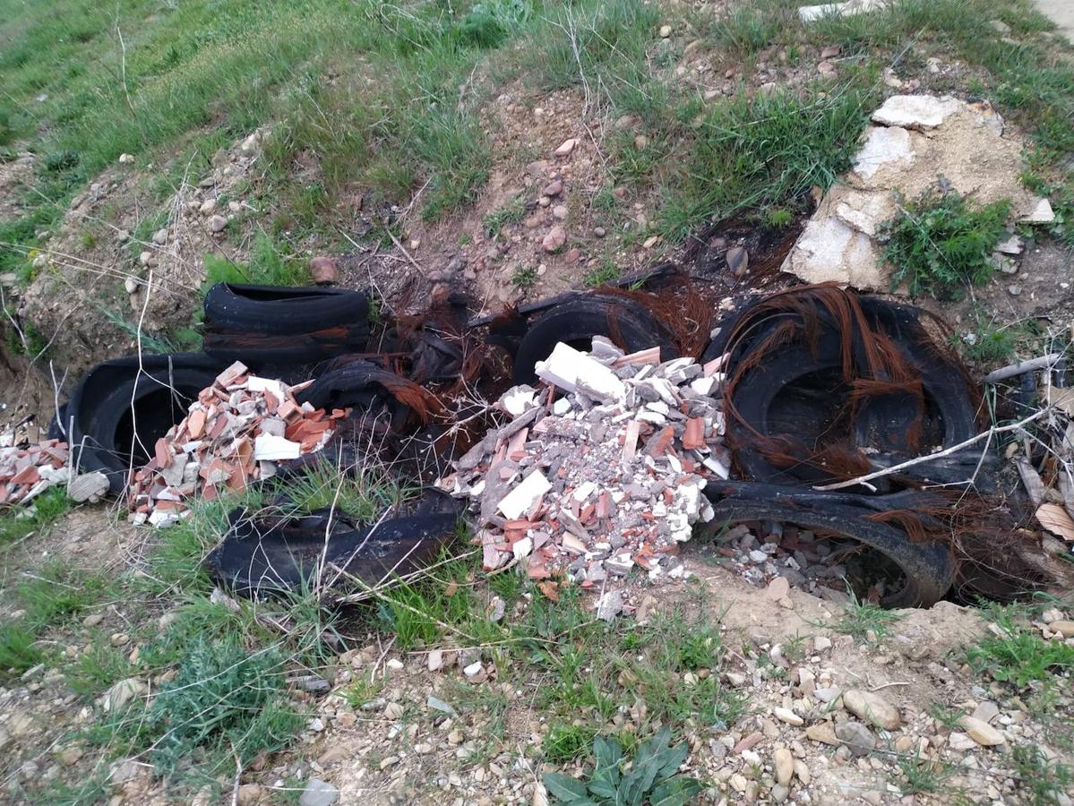 Fotos: Los vecinos de Michaisa denuncian la quema de neumáticos para extraer cobre en el antiguo recinto ferial