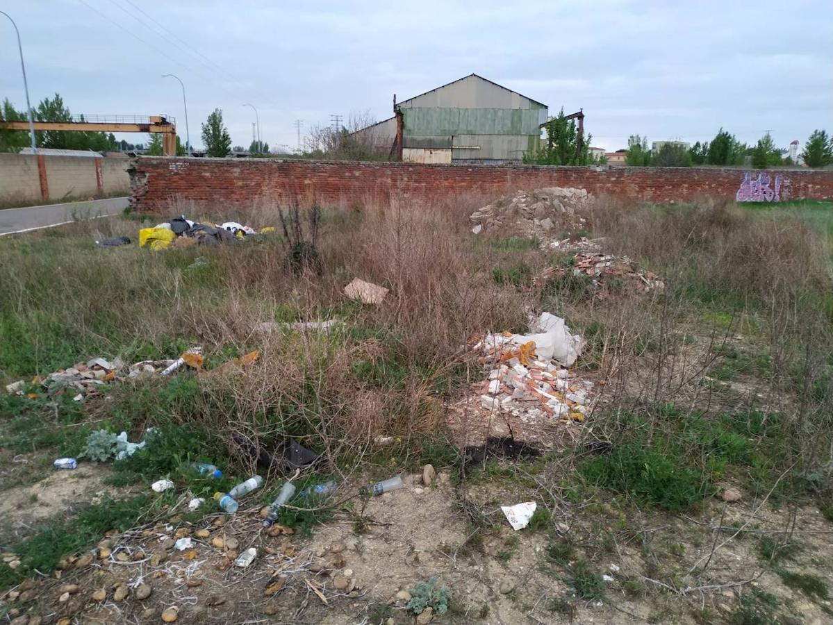 Fotos: Los vecinos de Michaisa denuncian la quema de neumáticos para extraer cobre en el antiguo recinto ferial