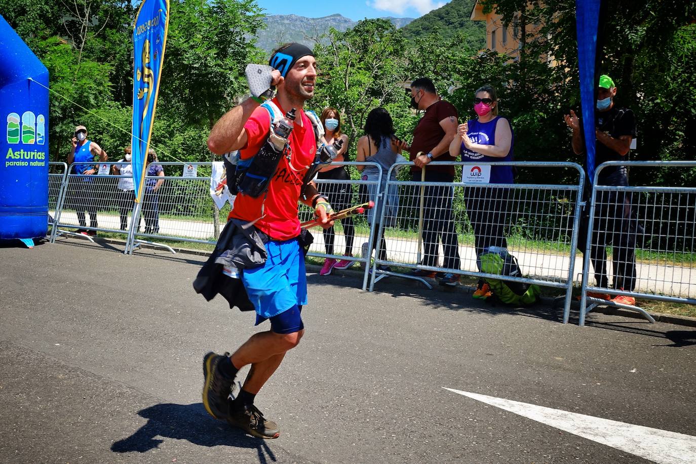 Manuel Merillas continúa sumando proezas en la meta de Arenas de Cabrales. En el regreso de la competición a los Picos de Europa, el corredor berciano mantuvo su dominio incontestable en la Travesera Oquendo. Volvió a arrasar y consiguió pasar a la historia de la prueba en su decimoséptima edición al alcanzar su ambicioso doble objetivo. Pulverizó su anterior récord al rebajarlo en cuarenta minutos con una marca de nueve horas, cincuenta y dos minutos y cincuenta y tres segundos para derribar la barrera de las diez horas.