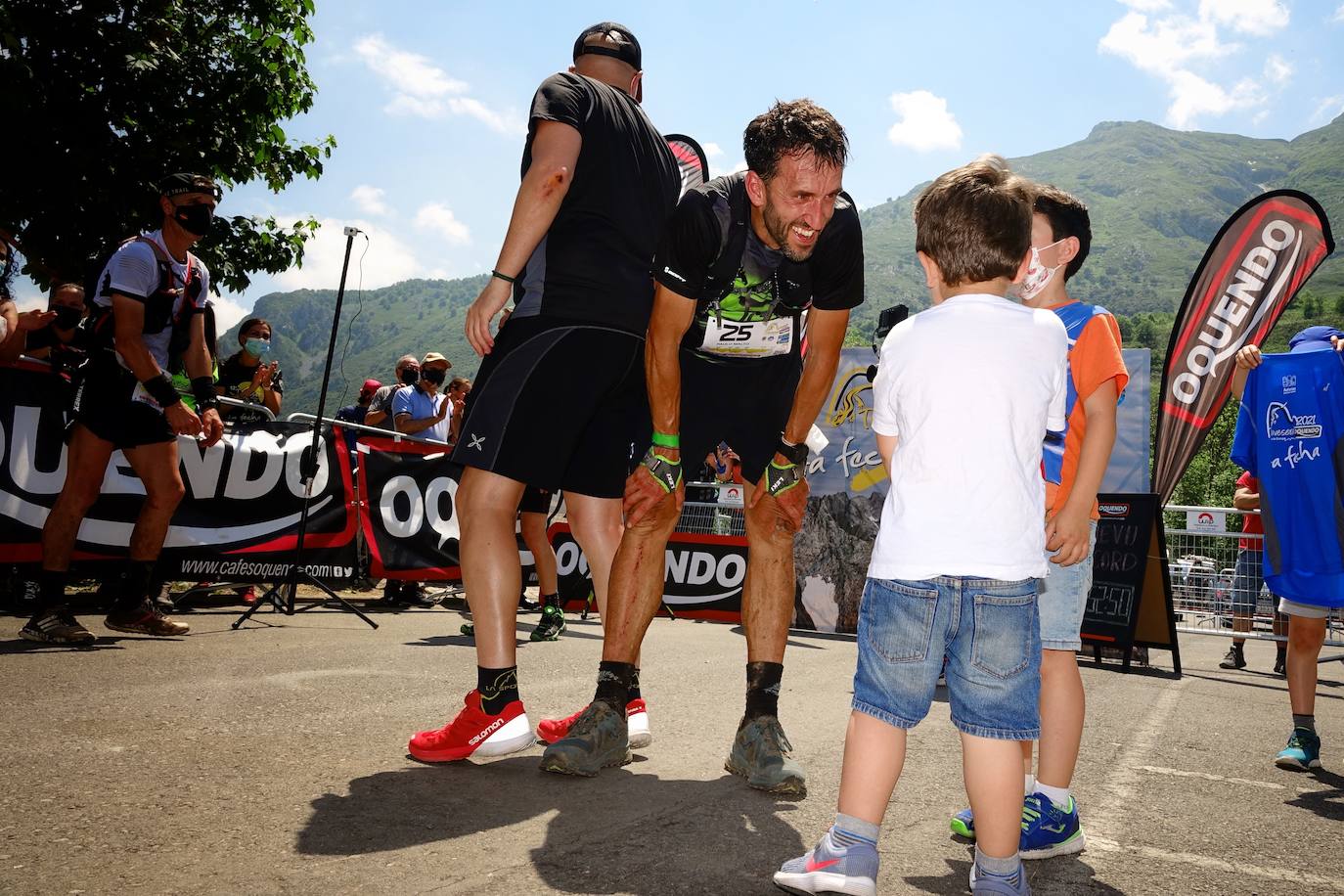 Manuel Merillas continúa sumando proezas en la meta de Arenas de Cabrales. En el regreso de la competición a los Picos de Europa, el corredor berciano mantuvo su dominio incontestable en la Travesera Oquendo. Volvió a arrasar y consiguió pasar a la historia de la prueba en su decimoséptima edición al alcanzar su ambicioso doble objetivo. Pulverizó su anterior récord al rebajarlo en cuarenta minutos con una marca de nueve horas, cincuenta y dos minutos y cincuenta y tres segundos para derribar la barrera de las diez horas.