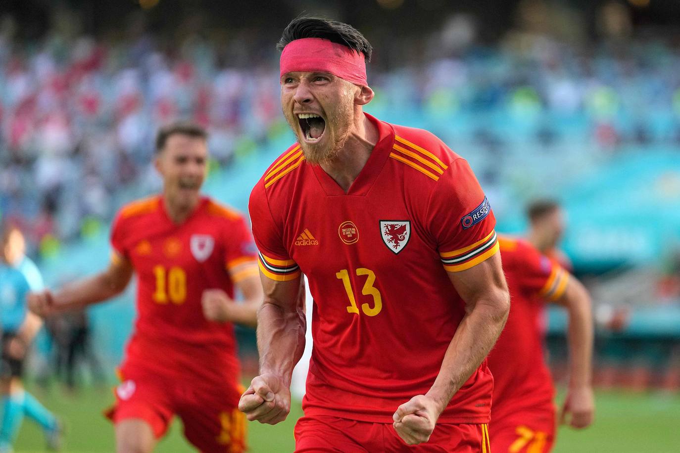 Moore celebra el gol de Gales que significó el definitivo empate ante Suiza. 