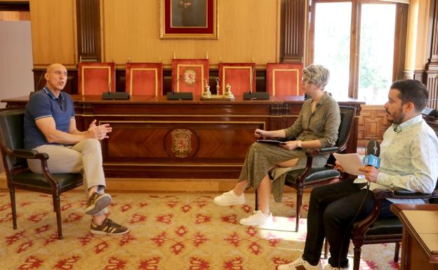 Uno de los instantes de la entrevista en el Salón de Plenos. 