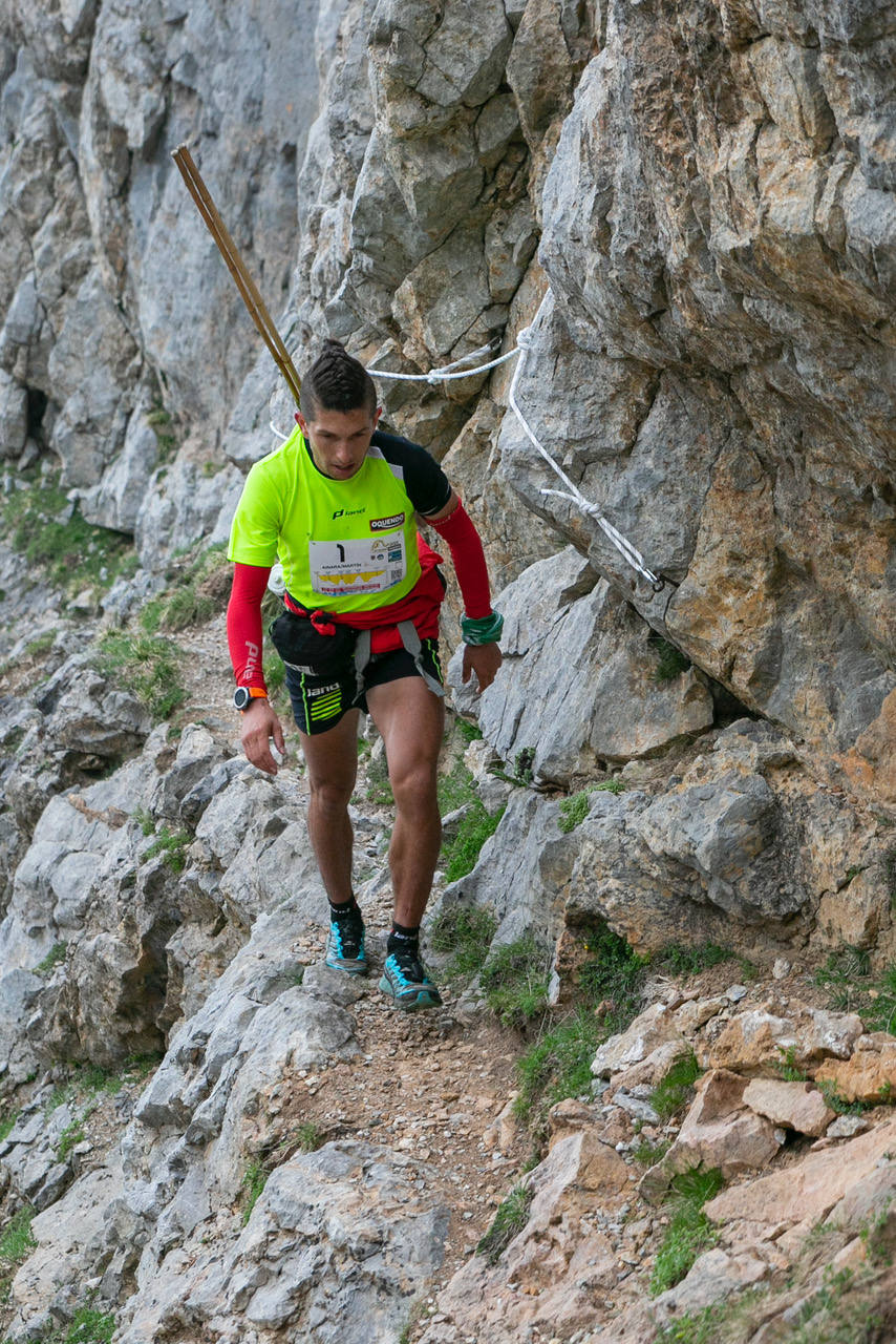 Manuel Merillas continúa sumando proezas en la meta de Arenas de Cabrales. En el regreso de la competición a los Picos de Europa, el corredor berciano mantuvo su dominio incontestable en la Travesera Oquendo. Volvió a arrasar y consiguió pasar a la historia de la prueba en su decimoséptima edición al alcanzar su ambicioso doble objetivo. Pulverizó su anterior récord al rebajarlo en cuarenta minutos con una marca de nueve horas, cincuenta y dos minutos y cincuenta y tres segundos para derribar la barrera de las diez horas.