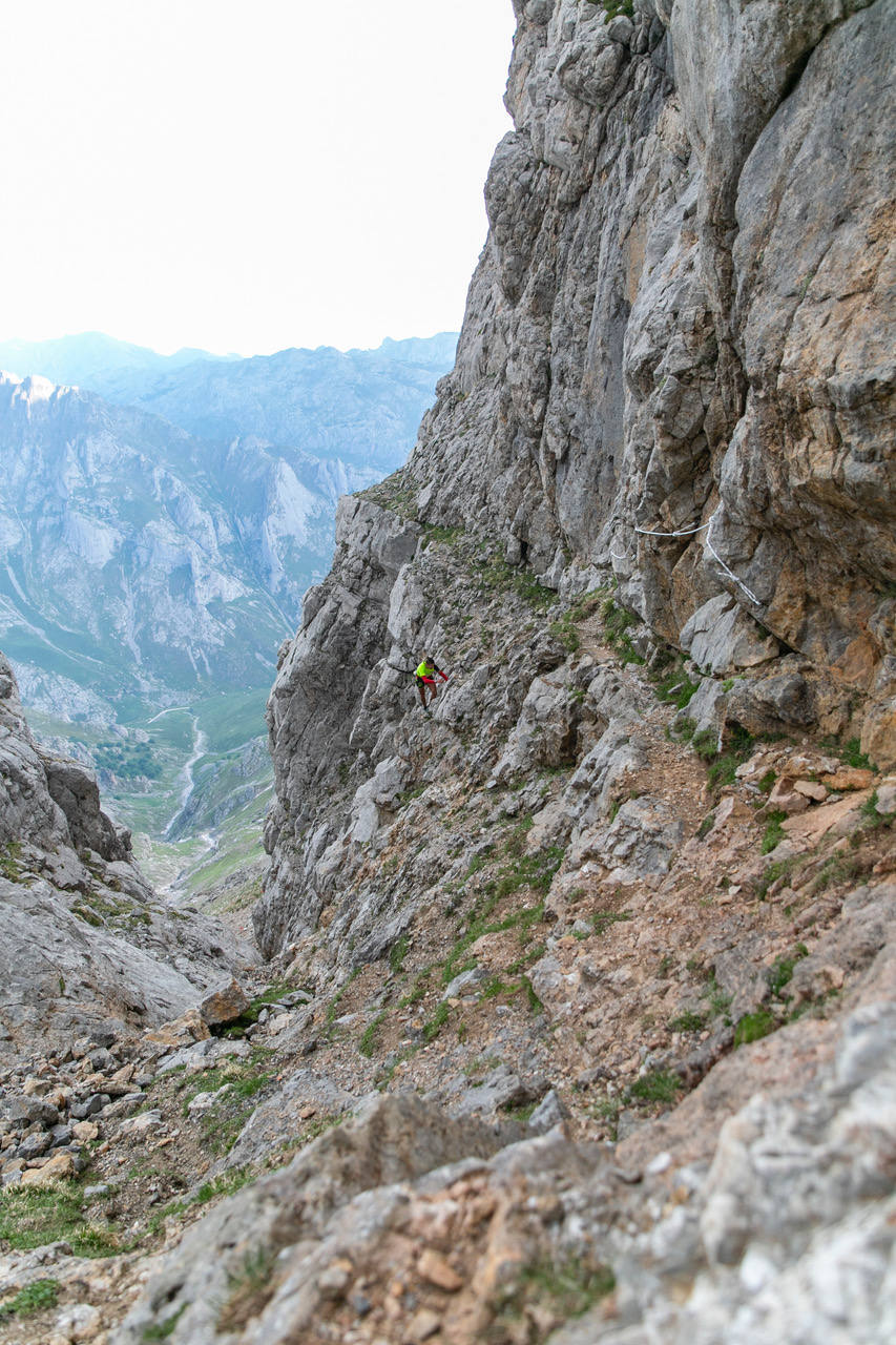 Manuel Merillas continúa sumando proezas en la meta de Arenas de Cabrales. En el regreso de la competición a los Picos de Europa, el corredor berciano mantuvo su dominio incontestable en la Travesera Oquendo. Volvió a arrasar y consiguió pasar a la historia de la prueba en su decimoséptima edición al alcanzar su ambicioso doble objetivo. Pulverizó su anterior récord al rebajarlo en cuarenta minutos con una marca de nueve horas, cincuenta y dos minutos y cincuenta y tres segundos para derribar la barrera de las diez horas.