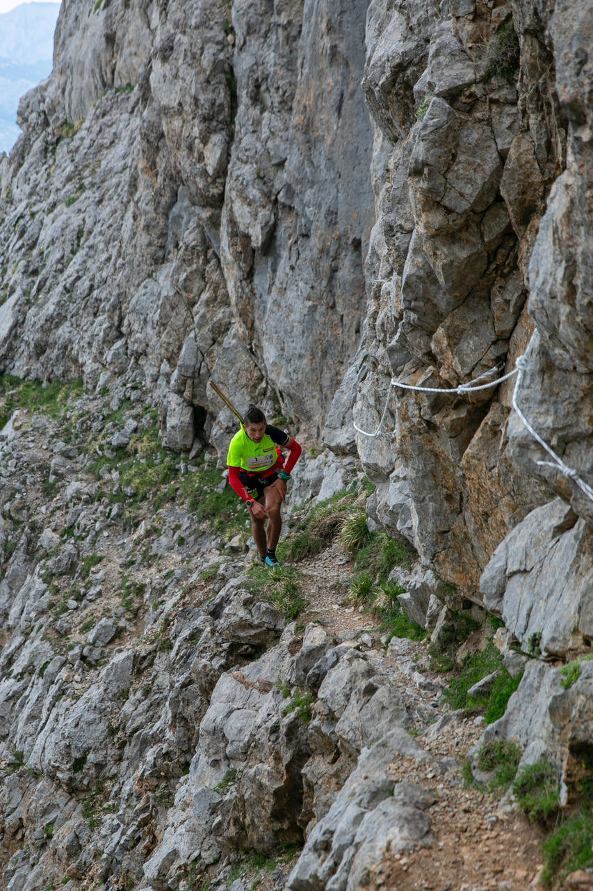 Manuel Merillas continúa sumando proezas en la meta de Arenas de Cabrales. En el regreso de la competición a los Picos de Europa, el corredor berciano mantuvo su dominio incontestable en la Travesera Oquendo. Volvió a arrasar y consiguió pasar a la historia de la prueba en su decimoséptima edición al alcanzar su ambicioso doble objetivo. Pulverizó su anterior récord al rebajarlo en cuarenta minutos con una marca de nueve horas, cincuenta y dos minutos y cincuenta y tres segundos para derribar la barrera de las diez horas.