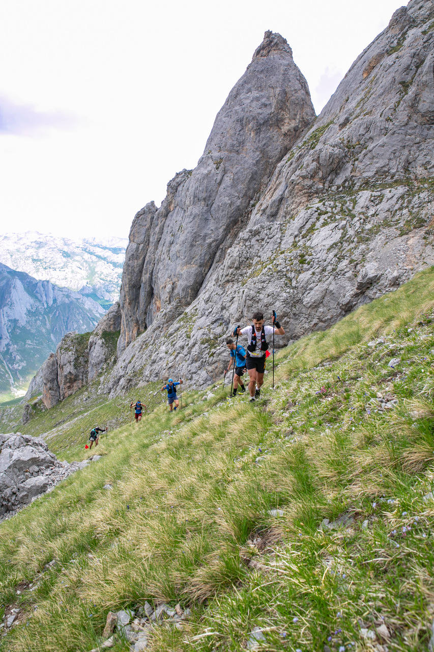 Manuel Merillas continúa sumando proezas en la meta de Arenas de Cabrales. En el regreso de la competición a los Picos de Europa, el corredor berciano mantuvo su dominio incontestable en la Travesera Oquendo. Volvió a arrasar y consiguió pasar a la historia de la prueba en su decimoséptima edición al alcanzar su ambicioso doble objetivo. Pulverizó su anterior récord al rebajarlo en cuarenta minutos con una marca de nueve horas, cincuenta y dos minutos y cincuenta y tres segundos para derribar la barrera de las diez horas.