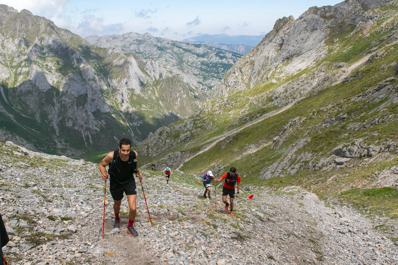 Manuel Merillas continúa sumando proezas en la meta de Arenas de Cabrales. En el regreso de la competición a los Picos de Europa, el corredor berciano mantuvo su dominio incontestable en la Travesera Oquendo. Volvió a arrasar y consiguió pasar a la historia de la prueba en su decimoséptima edición al alcanzar su ambicioso doble objetivo. Pulverizó su anterior récord al rebajarlo en cuarenta minutos con una marca de nueve horas, cincuenta y dos minutos y cincuenta y tres segundos para derribar la barrera de las diez horas.