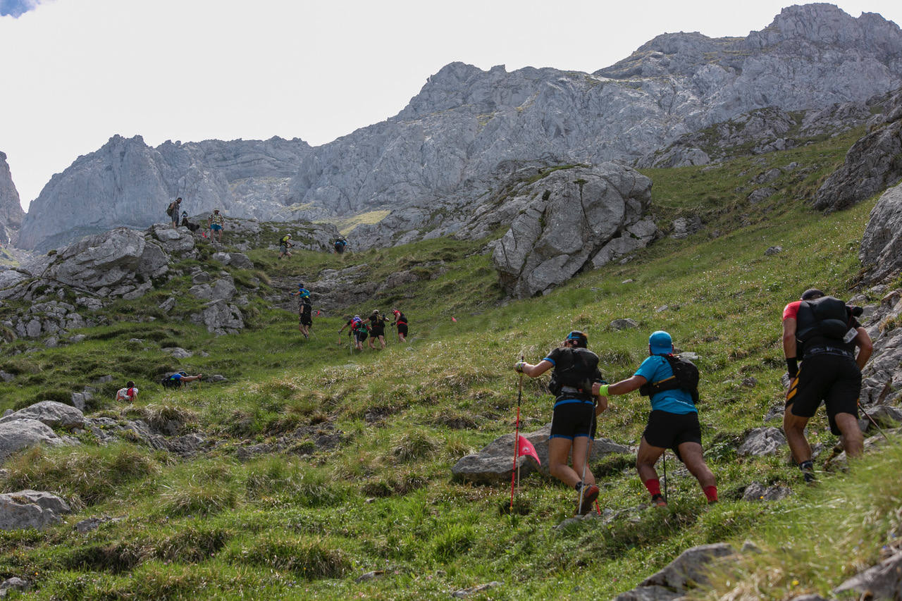 Manuel Merillas continúa sumando proezas en la meta de Arenas de Cabrales. En el regreso de la competición a los Picos de Europa, el corredor berciano mantuvo su dominio incontestable en la Travesera Oquendo. Volvió a arrasar y consiguió pasar a la historia de la prueba en su decimoséptima edición al alcanzar su ambicioso doble objetivo. Pulverizó su anterior récord al rebajarlo en cuarenta minutos con una marca de nueve horas, cincuenta y dos minutos y cincuenta y tres segundos para derribar la barrera de las diez horas.