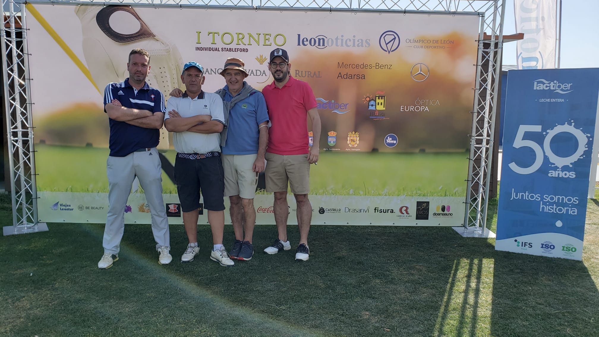 Los participantes y patrocinadores posan en la primera edición de este torneo