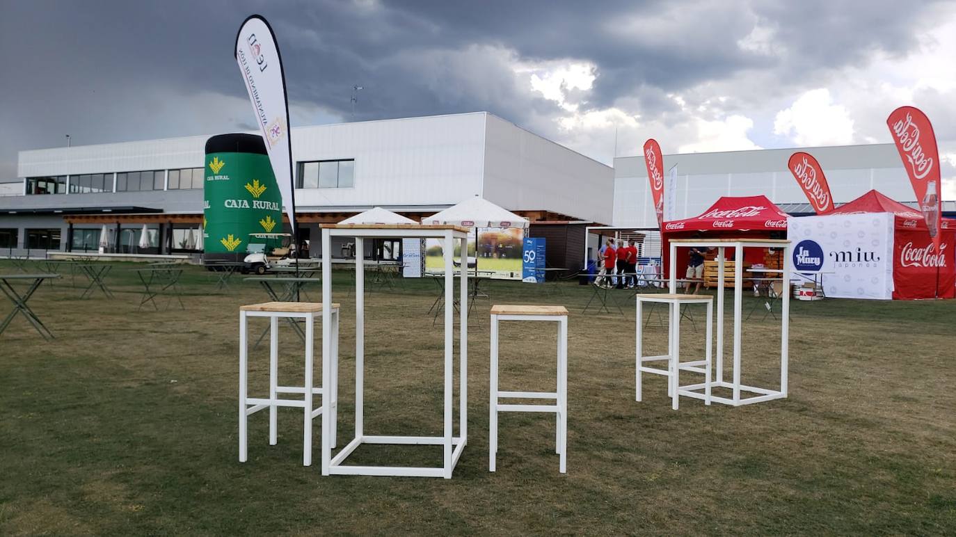 Los participantes y patrocinadores posan en la primera edición de este torneo