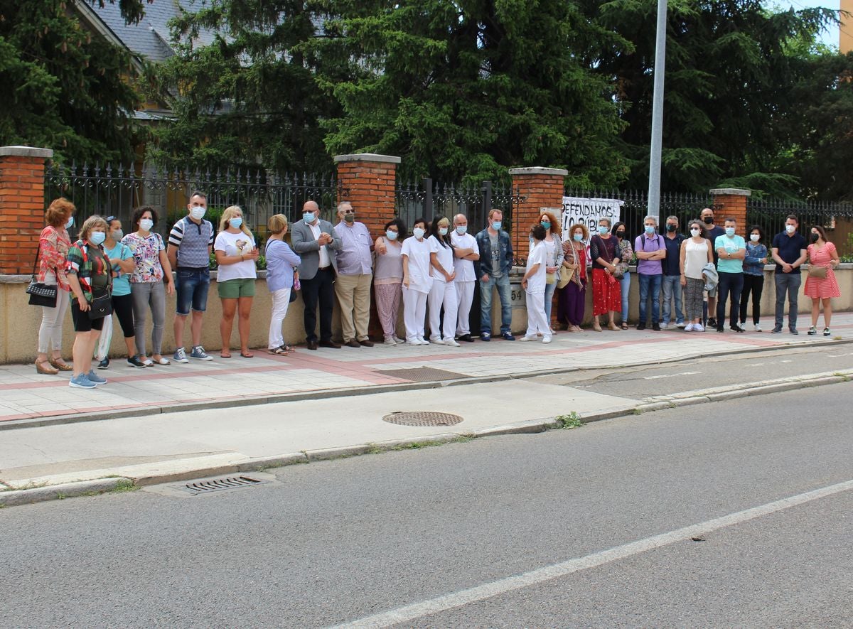 Los trabajadores del Centro El Alba claman contra el «boicot» para el cierre de este «centro referencia» en León.