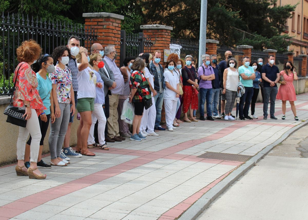 Los trabajadores del Centro El Alba claman contra el «boicot» para el cierre de este «centro referencia» en León.