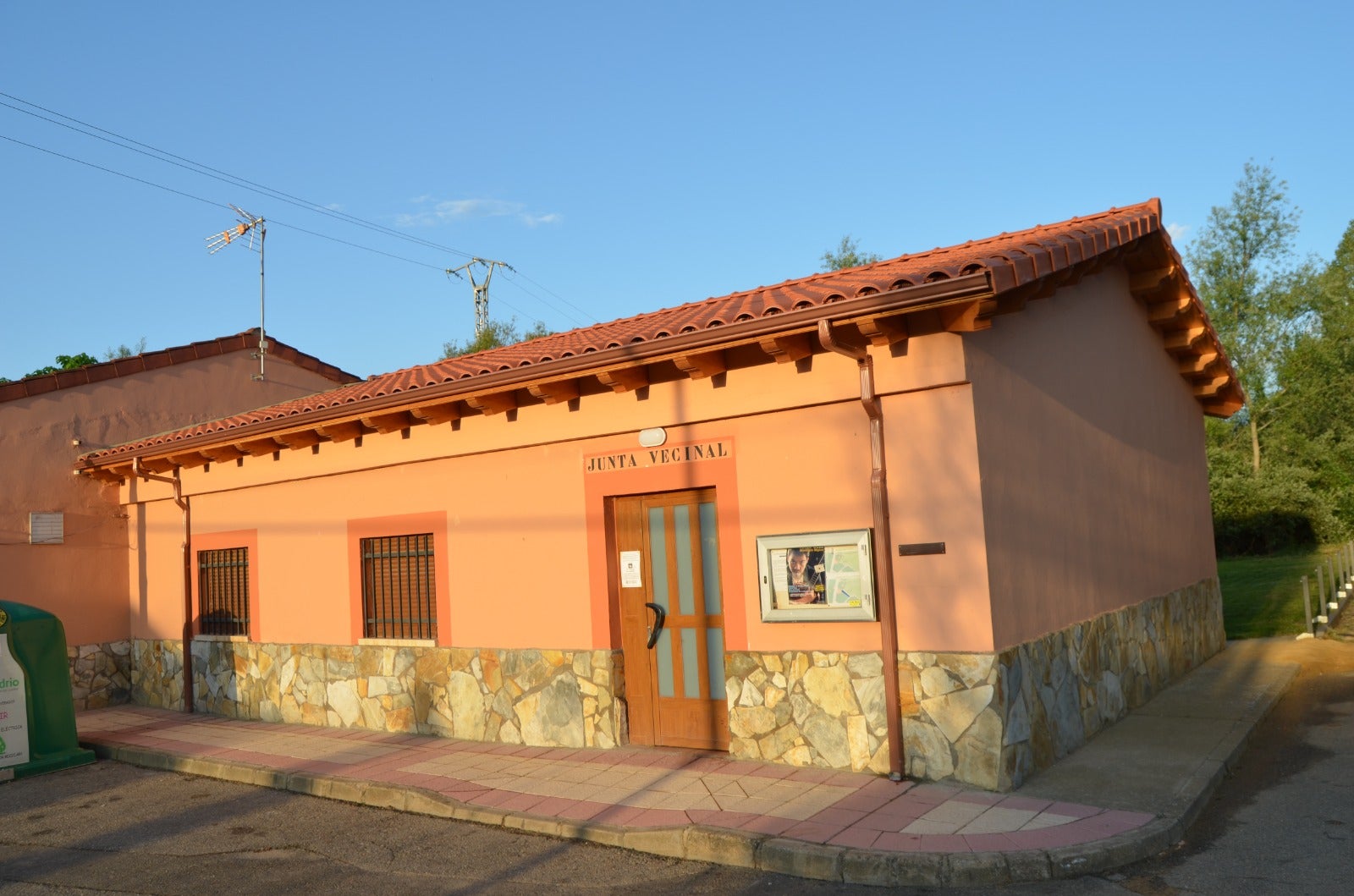 La Junta Vecinal de Santovenia de la Valdoncina estrena 'su' nueva Casa del Pueblo.