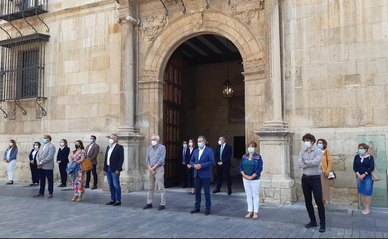 La Diputación de León se suma al minuto de silencio contra la violencia machista.