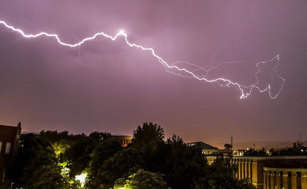 Rayos sobre la ciudad de León durante la madrugada de este lunes. 