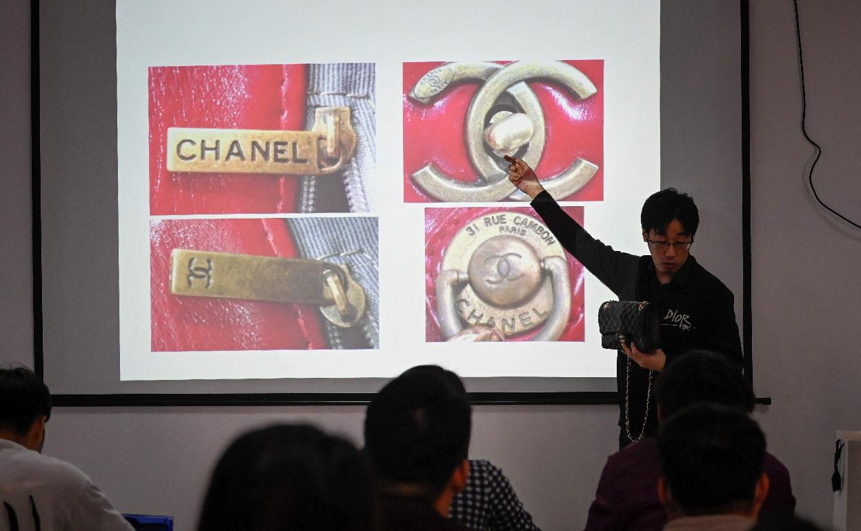 Zhang Chen explica a sus alumnos qué detalles delatan un bolso de Chanel falso 