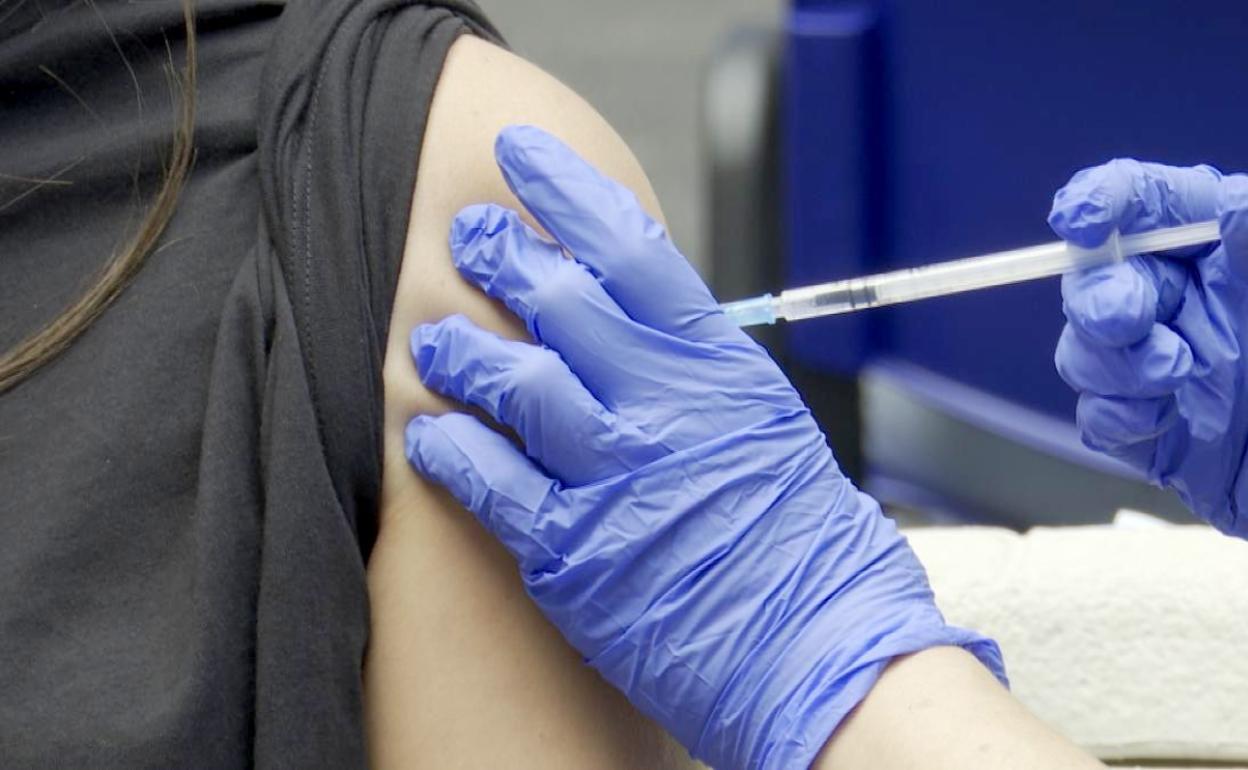 Un enfermero inocula una dosis de vacuna durante los procesos de inmunización masiva. 