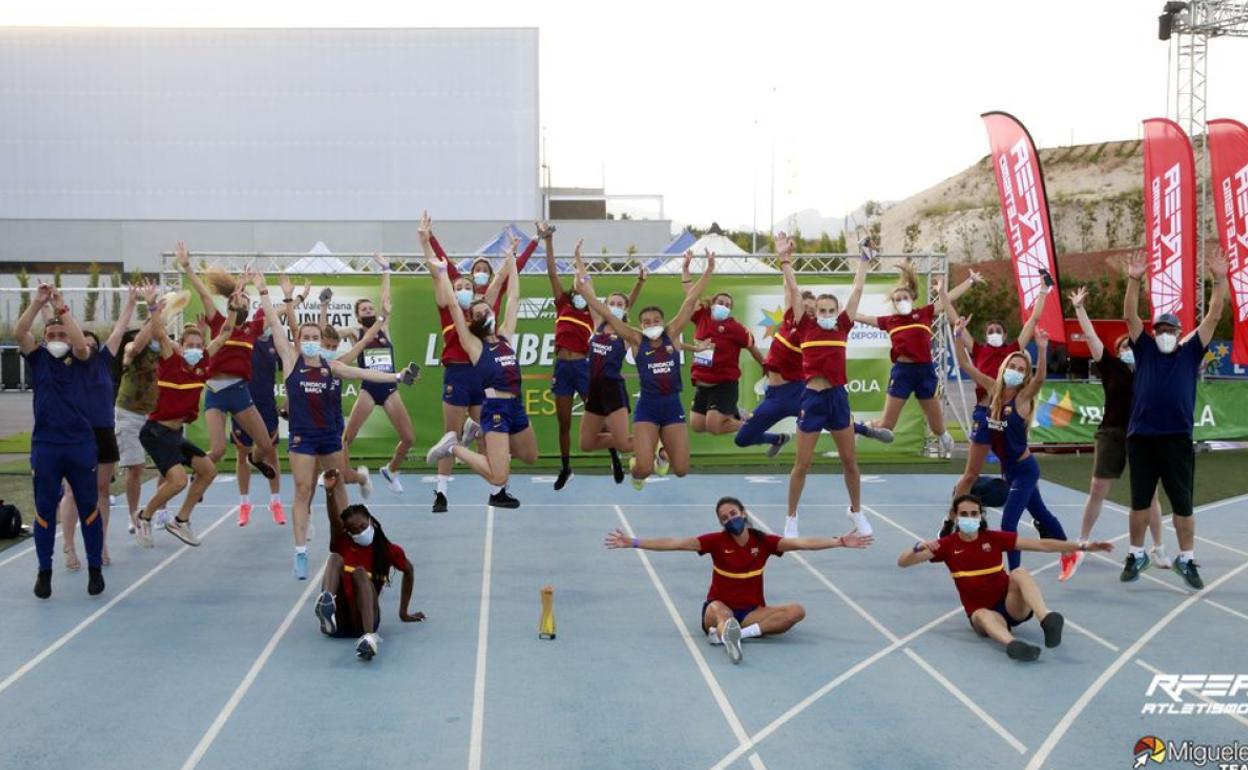 Las atletas del FC Barcelona celebran el título de campeonas.