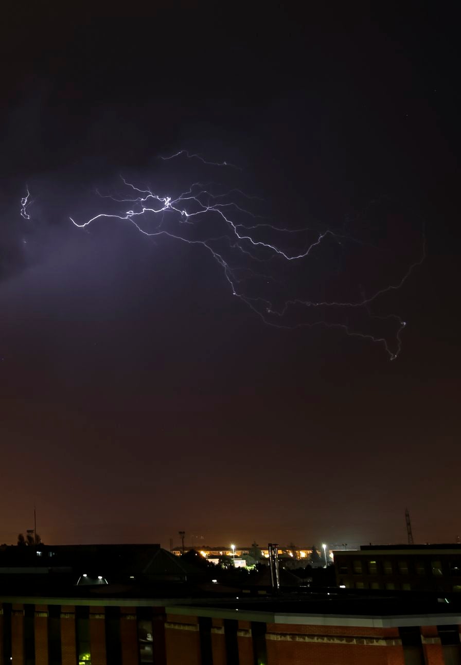 754 rayos, y truenos, sobre León. Las tormentas descargaron nos 11.000 rayos este domingo en Castilla y León. De ellos la mayoría, el 83 por ciento, fueron de «nube a nube». La provincia con mayor actividad eléctrica fue la de León. 