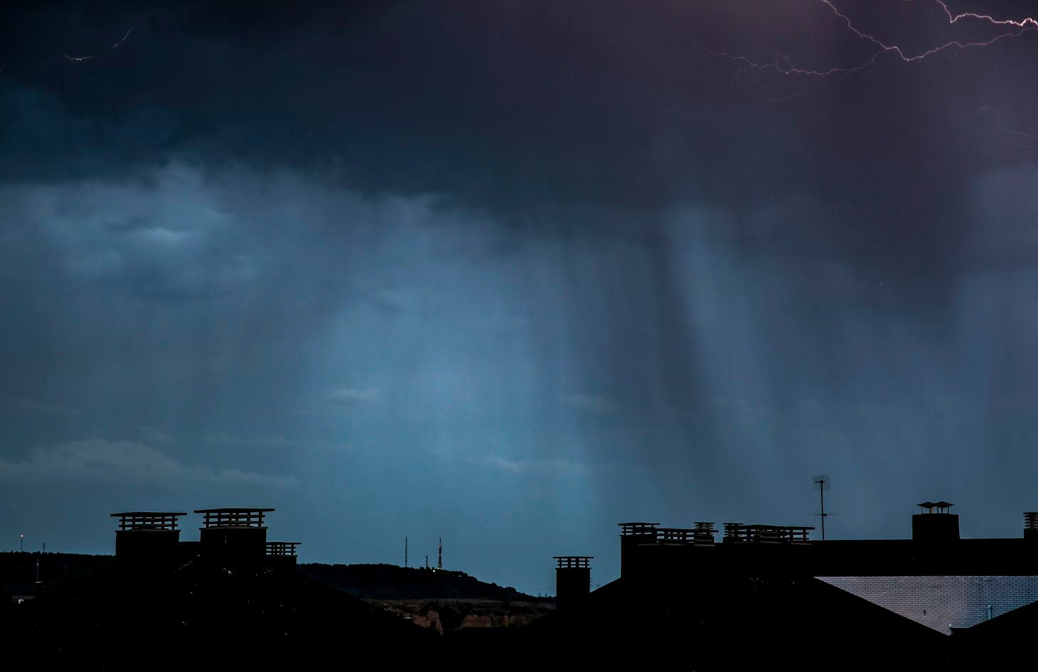 754 rayos, y truenos, sobre León. Las tormentas descargaron nos 11.000 rayos este domingo en Castilla y León. De ellos la mayoría, el 83 por ciento, fueron de «nube a nube». La provincia con mayor actividad eléctrica fue la de León. 