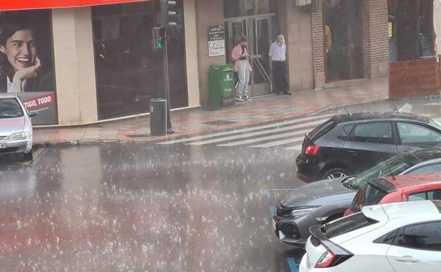 La fuerte lluvia sorprende a León en una tarde de verano.