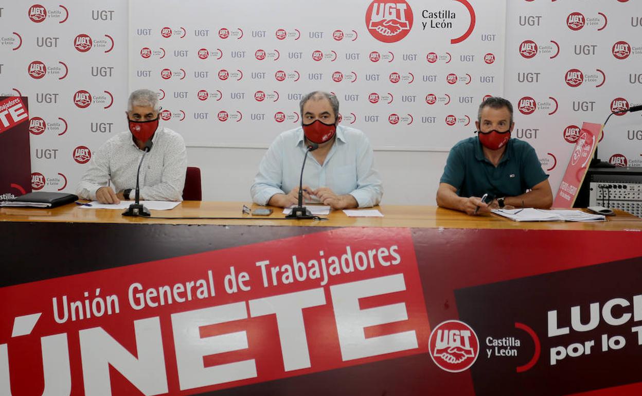 El secretario general de UGT Servicios Públicos de Castilla y León, Tomás Pérez, informa sobre la centralización de talleres por parte del Ministerio de Defensa.