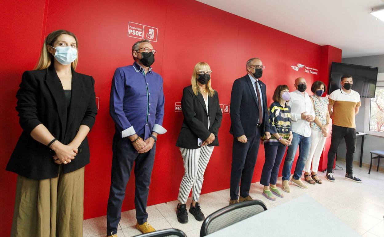 Los concejales del PSOE acompañaron al alcalde en su comparecencia.