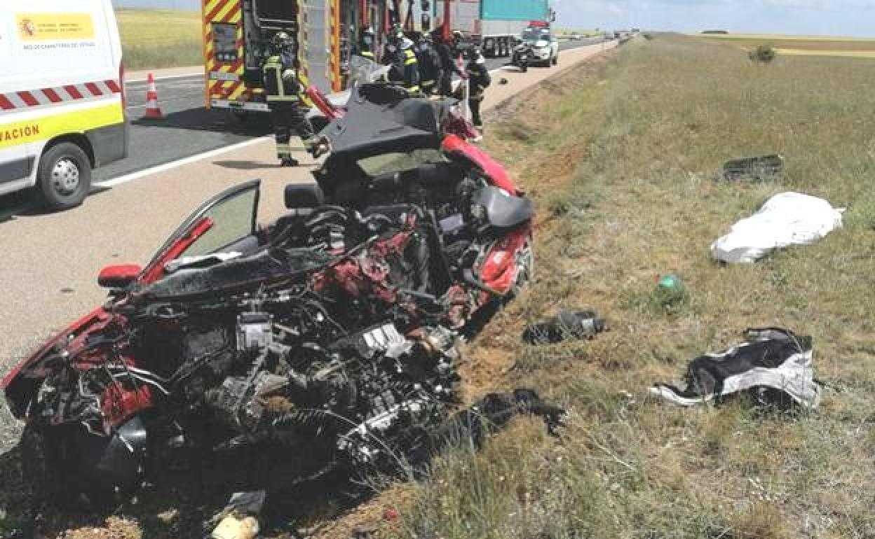 Imagen del accidente de tráfico en el que perdió la vida el médico leonés. 