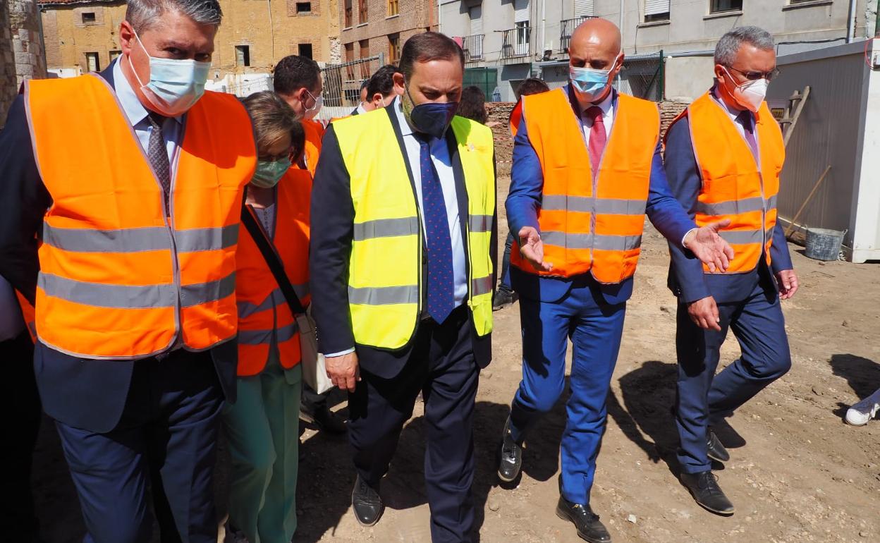 José Antonio Diez, junto al ministro Ábalos en su visita a la muralla de León.