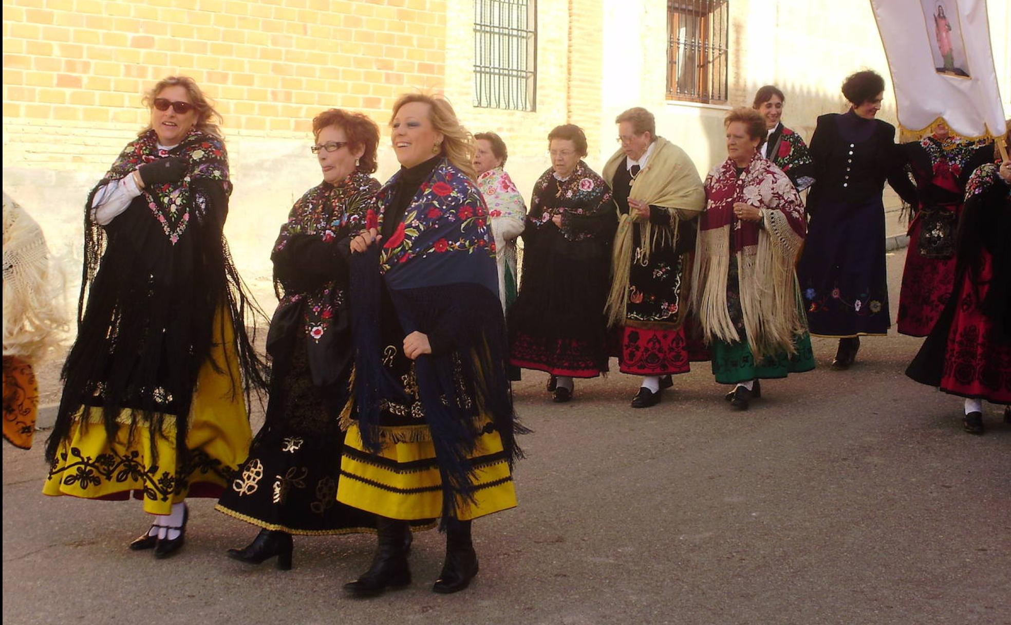 Las Águedas de Mota del Marqués, en pleno desfile festivo.