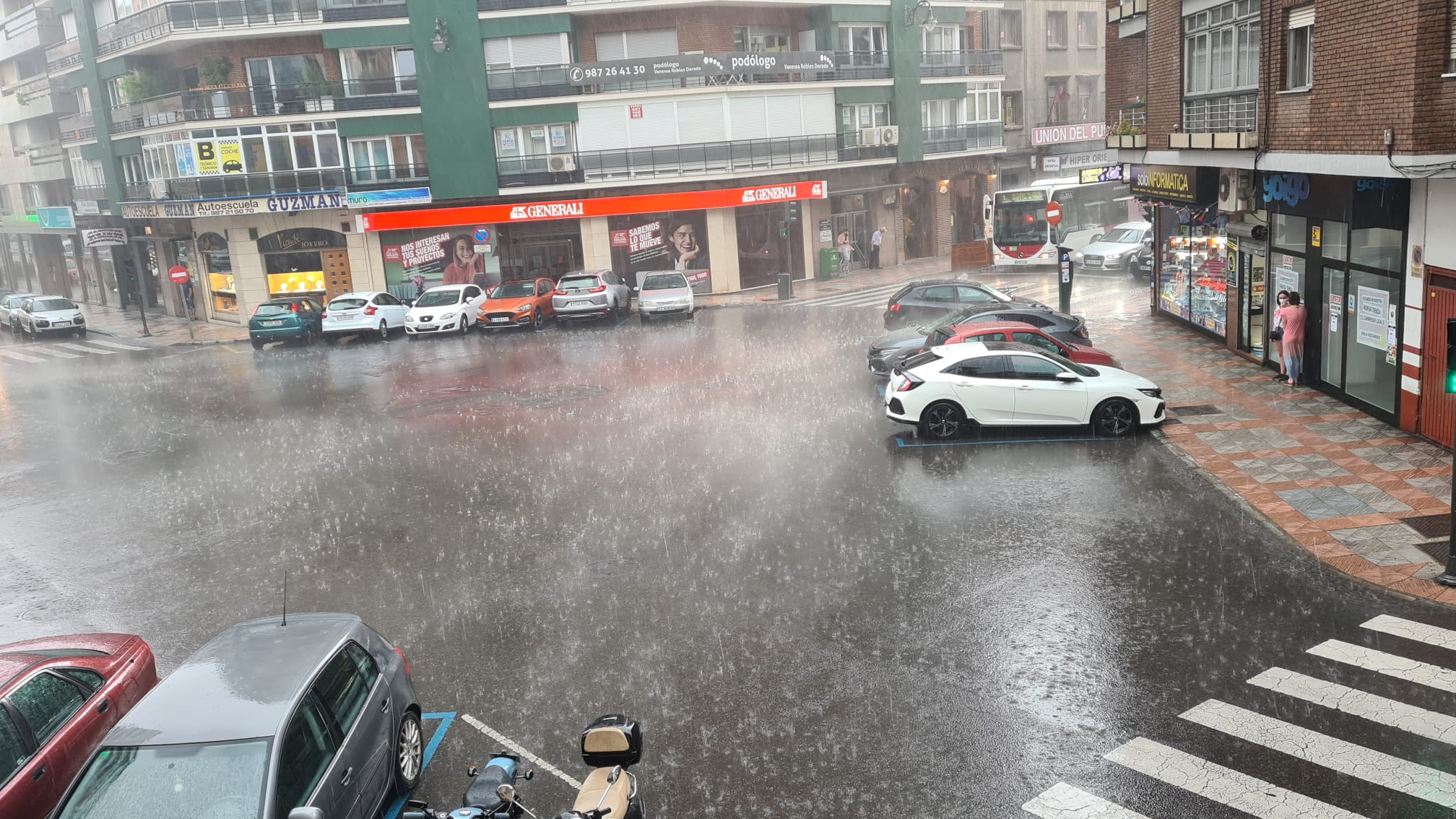 Una fuerte tormenta descarga con fuerza durante varios minutos en la capital leonesa.