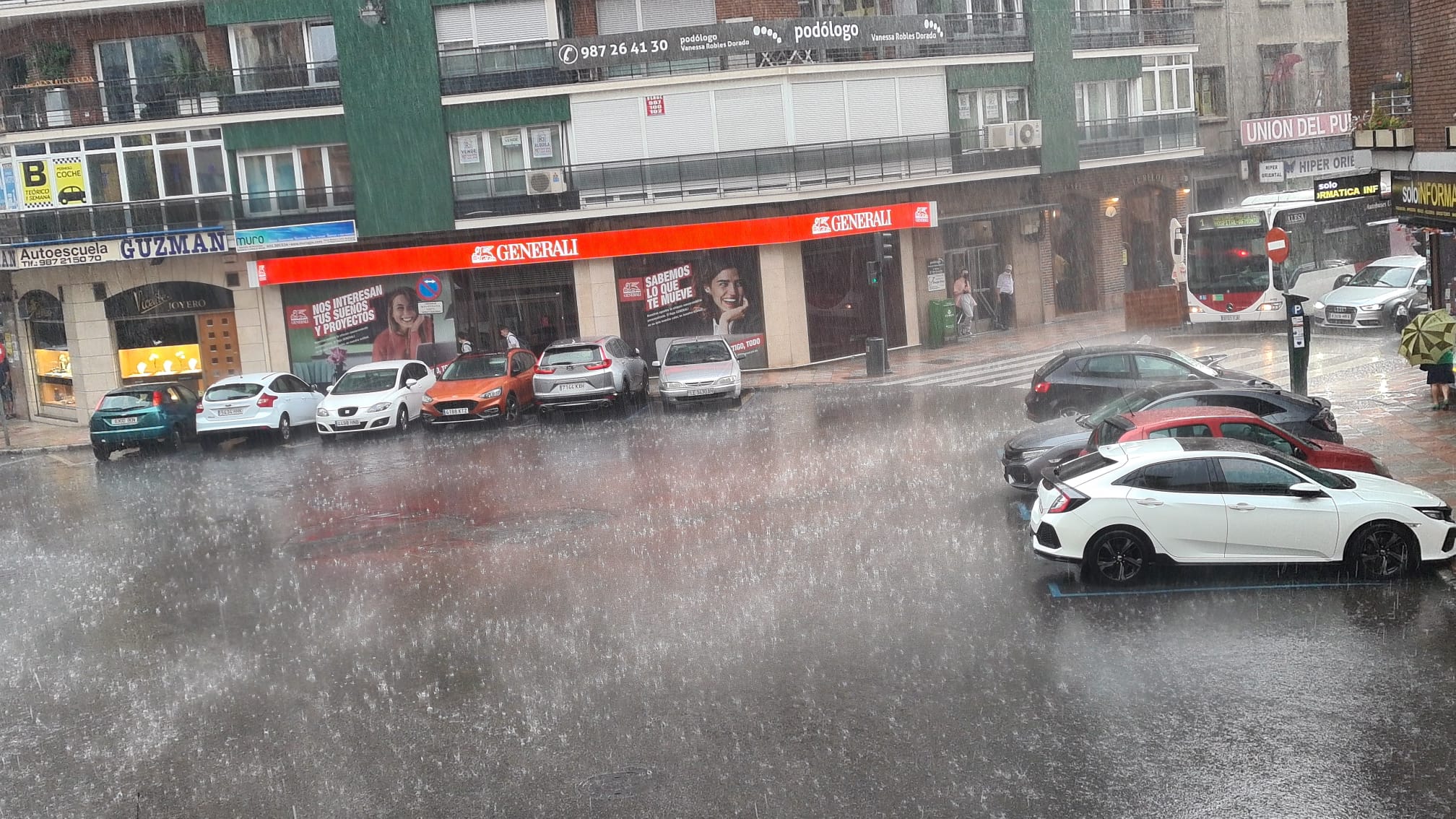 Una fuerte tormenta descarga con fuerza durante varios minutos en la capital leonesa.