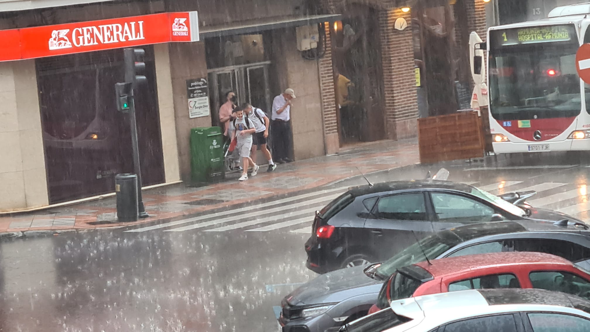 Una fuerte tormenta descarga con fuerza durante varios minutos en la capital leonesa.