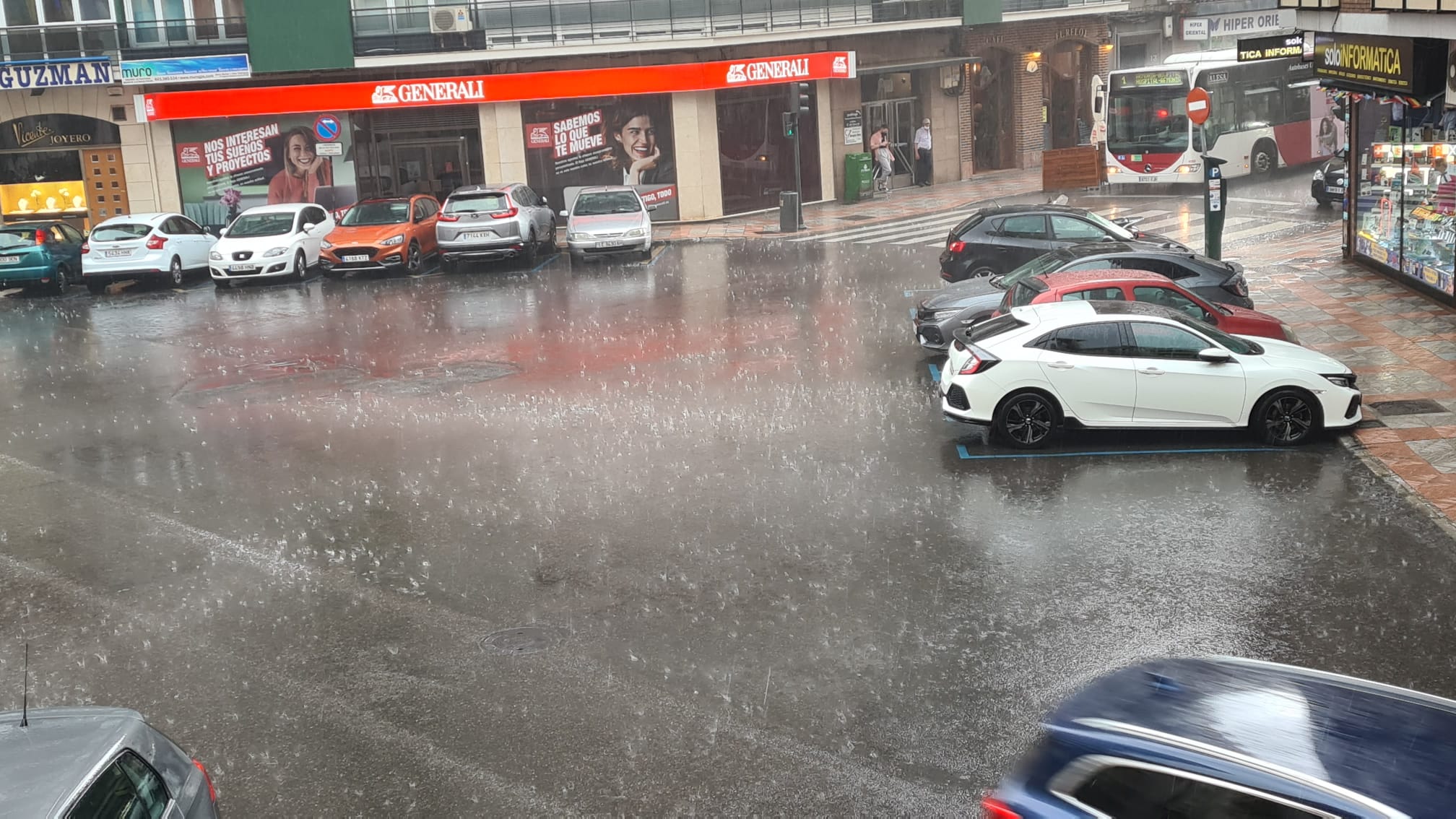 Una fuerte tormenta descarga con fuerza durante varios minutos en la capital leonesa.