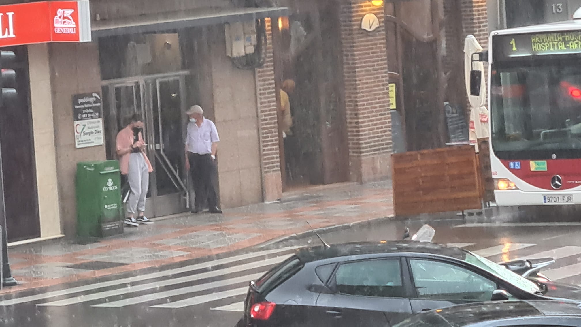 Una fuerte tormenta descarga con fuerza durante varios minutos en la capital leonesa.