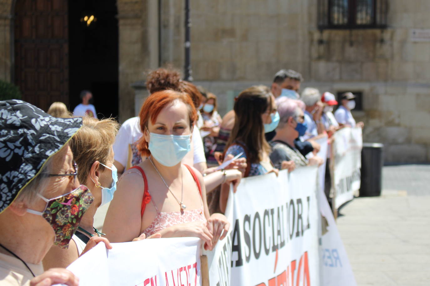 Cerca de 30 personas se manifiestan frente a Botines contra los abusos que sufren las personas de edad avanzada.