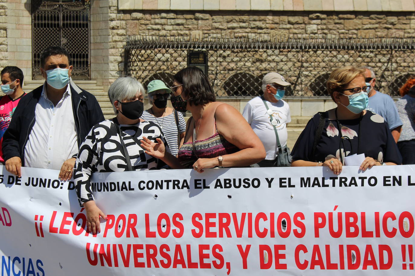 Cerca de 30 personas se manifiestan frente a Botines contra los abusos que sufren las personas de edad avanzada.