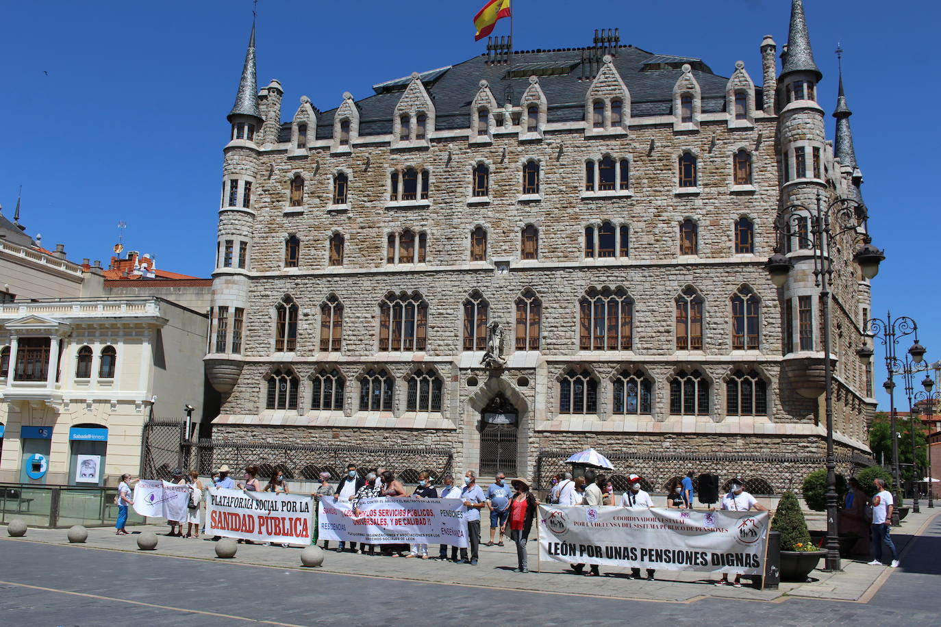 Cerca de 30 personas se manifiestan frente a Botines contra los abusos que sufren las personas de edad avanzada.