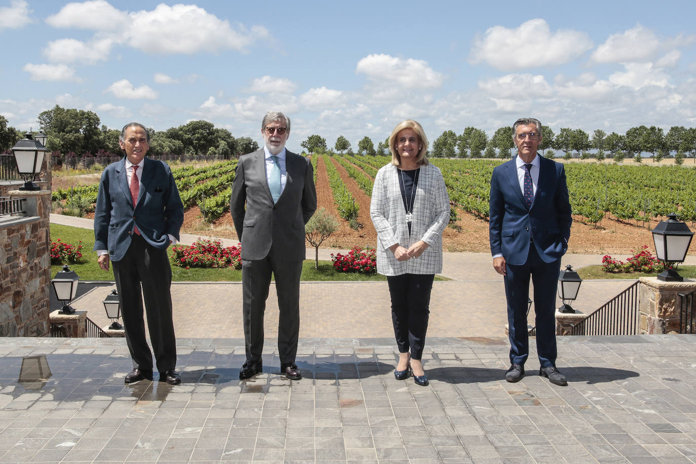 La ex Ministra estuvo acompañada en su visita al municipio bañezano por Santiago Aparicio y Javier Cepedano.