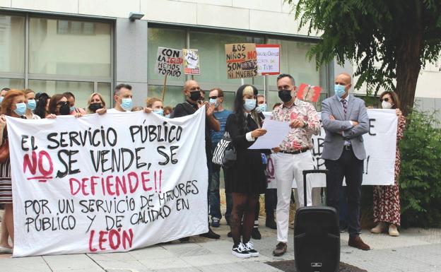 Concentración de los trabajadores frente a la Gerencia de Servicios Sociales. 