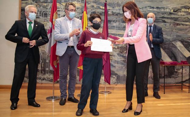 Entrega de los galardones por parte de la consejera a los alumnos de La Anunciata. 