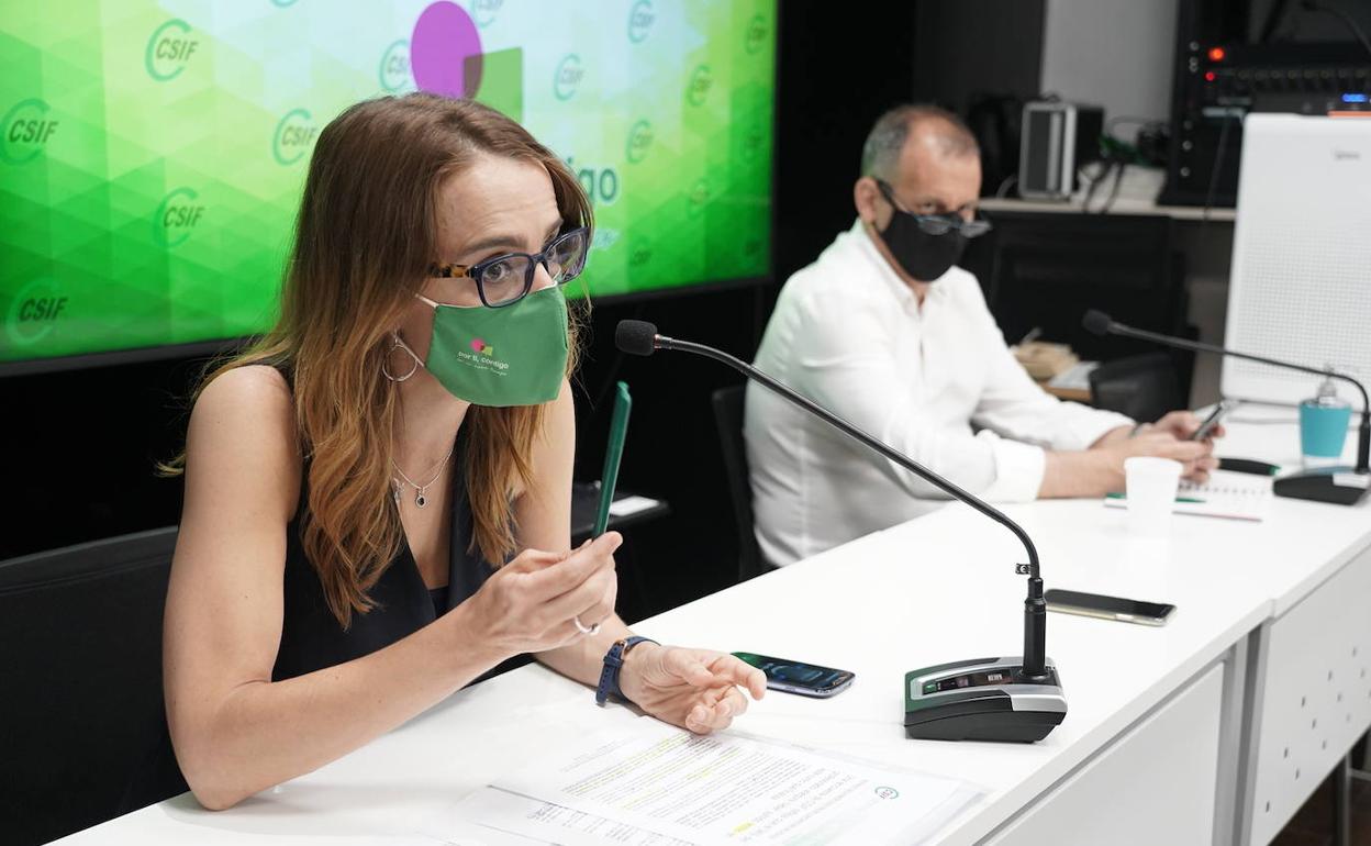 CSIF hace balance del curso escolar, plantea sus previsiones para el próximo y presenta la encuesta hecha a docentes. Participan el presidente del sector nacional de Educación del sindicato, Mario Gutiérrez, y la presidenta autonómica, Isabel Madruga.