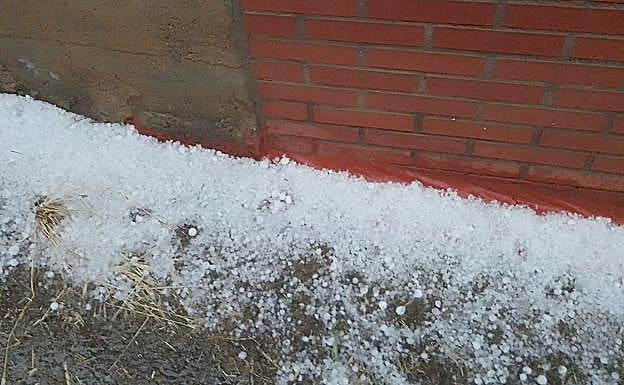Imagen de la granizada caída en La Flecha de Torío. 