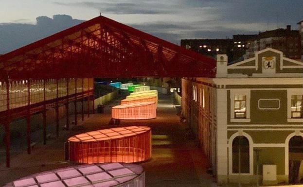 Túnel de la integración iluminado a su paso por la antigua estación de León.