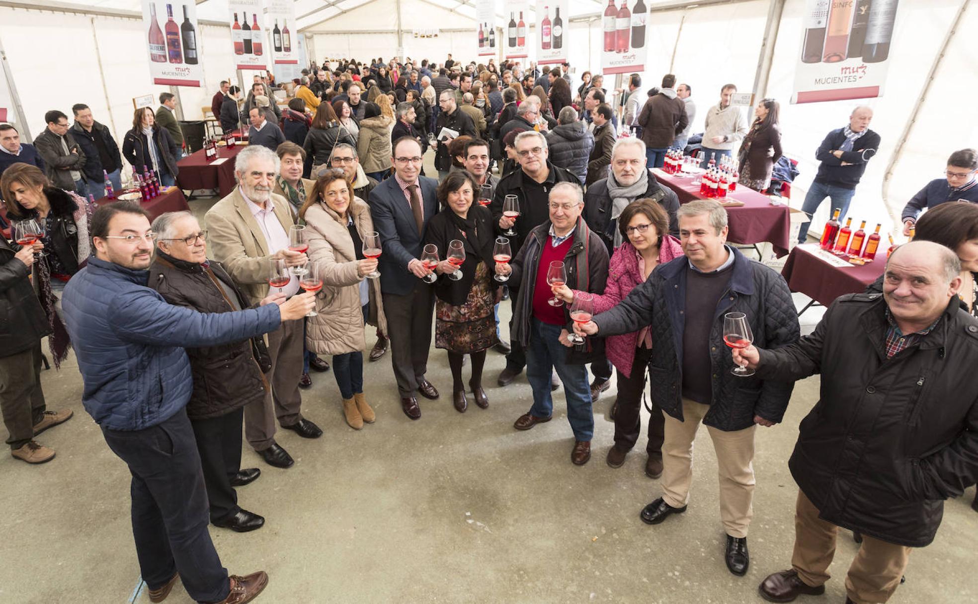 Autoridades e invitados brindan en una edición pasada de la Fiesta del Primer Vino de Mucientes.