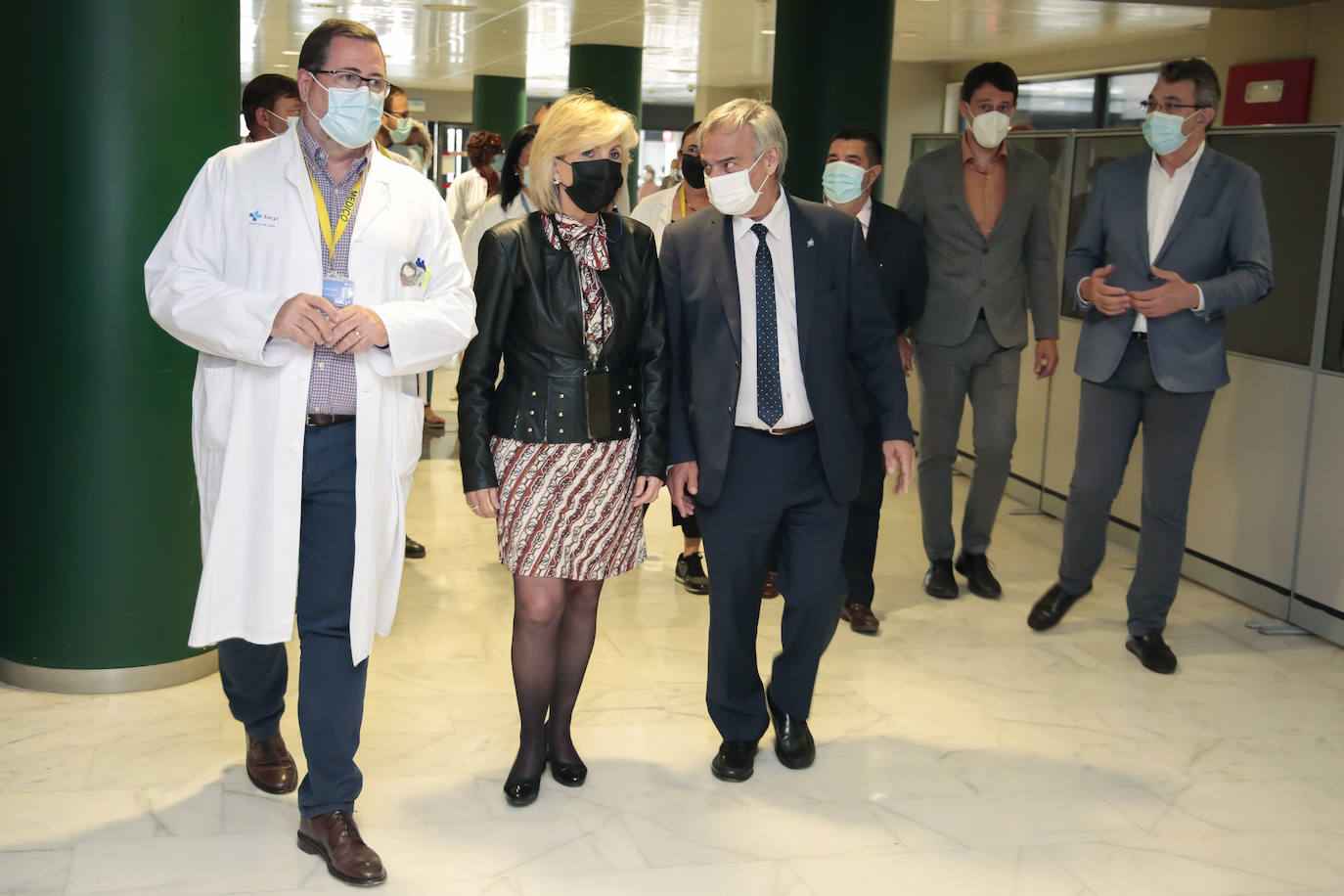 La consejera de Sanidad, Verónica Casado, conoce el nuevo TAC cardiológico del Hospital de León. Junto a ella, el gerente de Atención Primaria, José Pedro Fernández y el director médico, Juan Oritiz y el equipo del Hospital