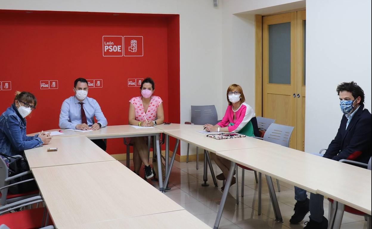 Reunión de los socialistas y la asociación Argos.